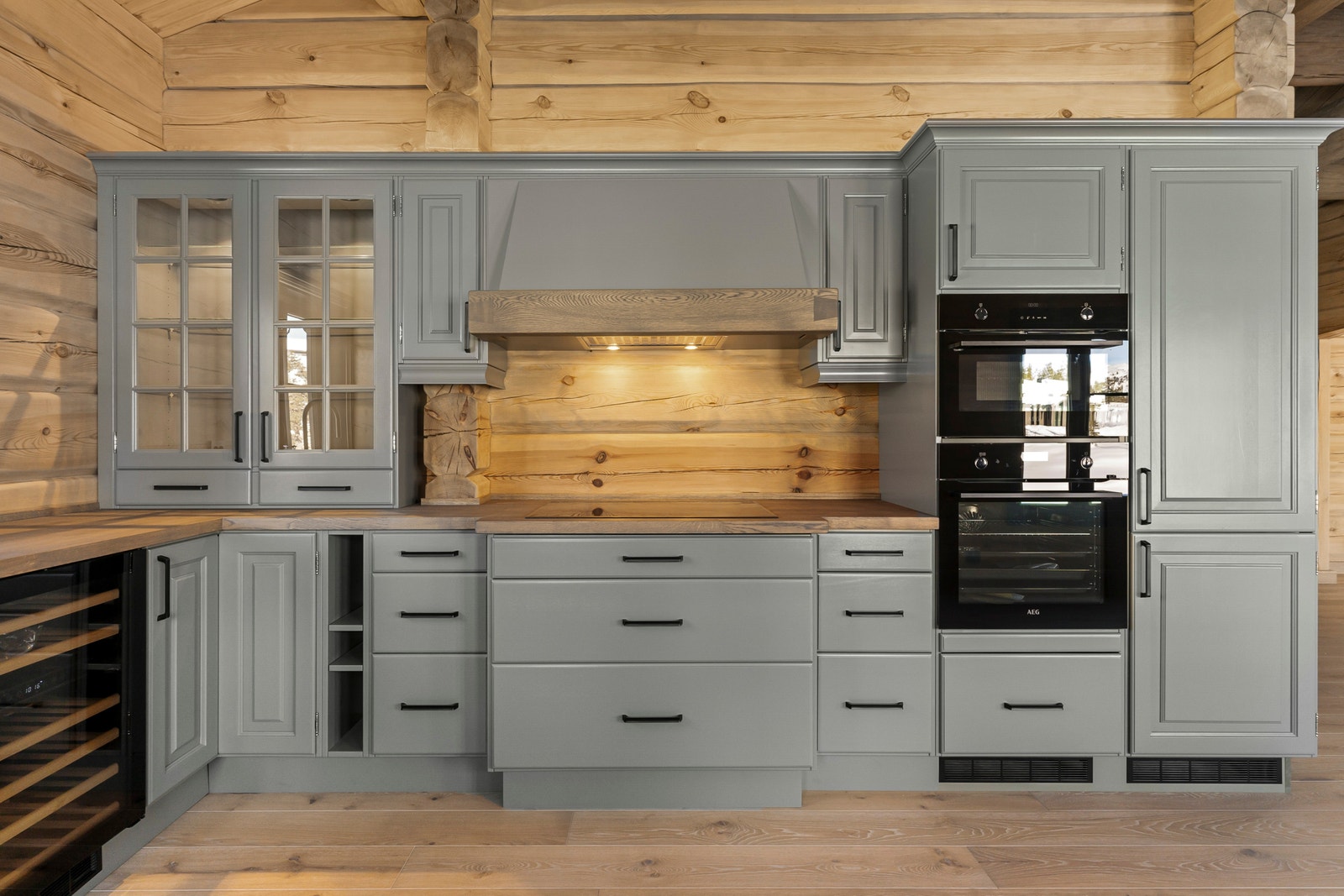 Glasskap med led lys. Dekorbelysning i form av led-striper over kjøkkeninnredning for å skape riktig stemning. Galleribilde