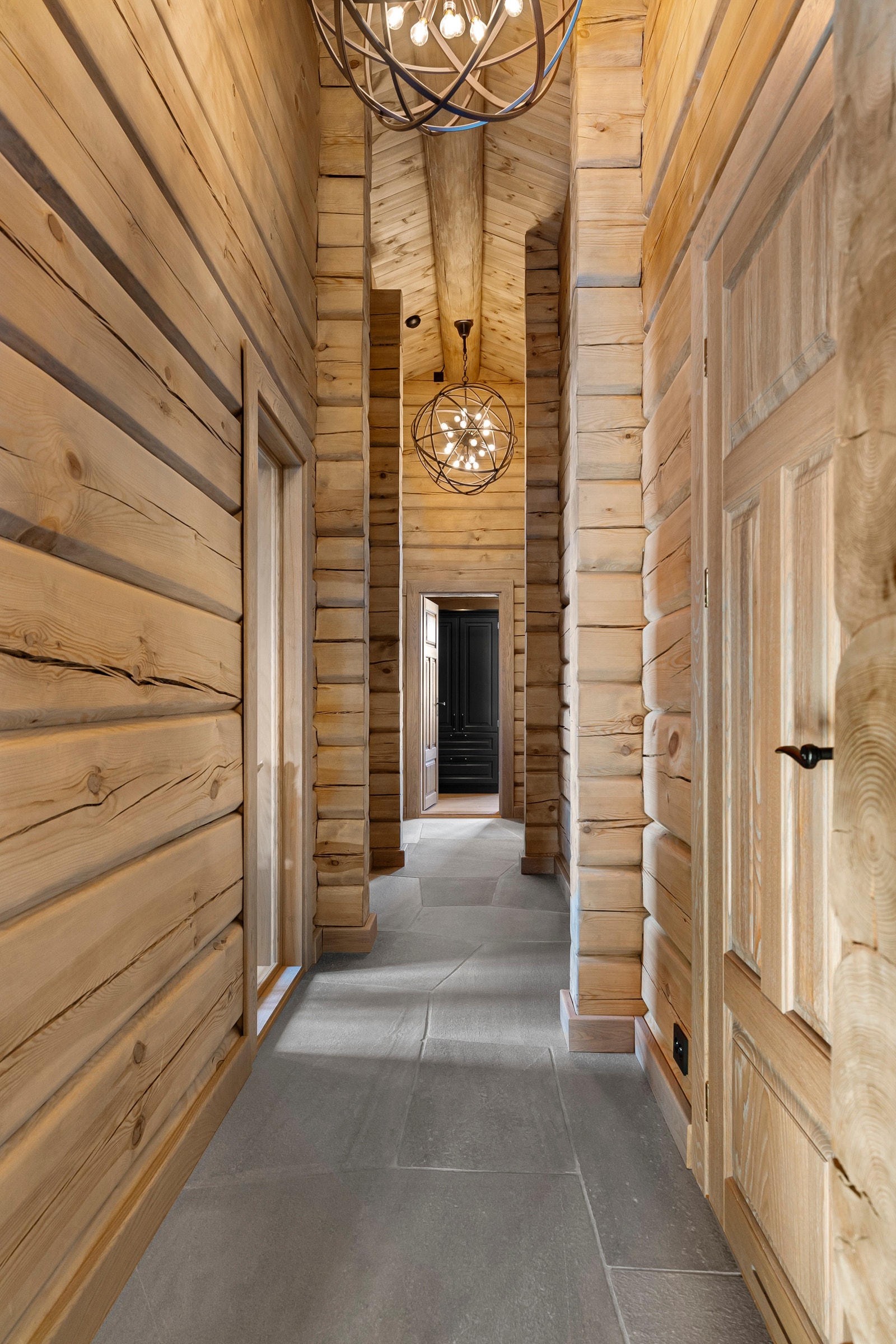 Gang fra tilsvarende hytte. Majestetisk og herskapelig stemning! Galleribilde