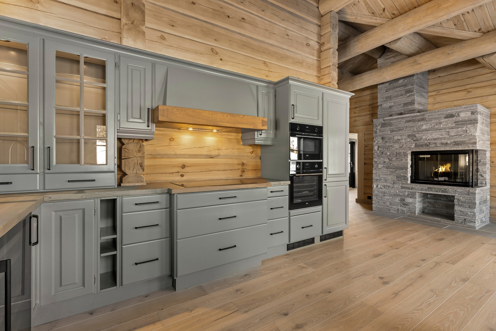 Kan nevnes vinskap integrert, kjøleskuffer, to ovner, 80 cm. induksjonstopp, oppvaskmaskin og kjøleskap. Galleribilde