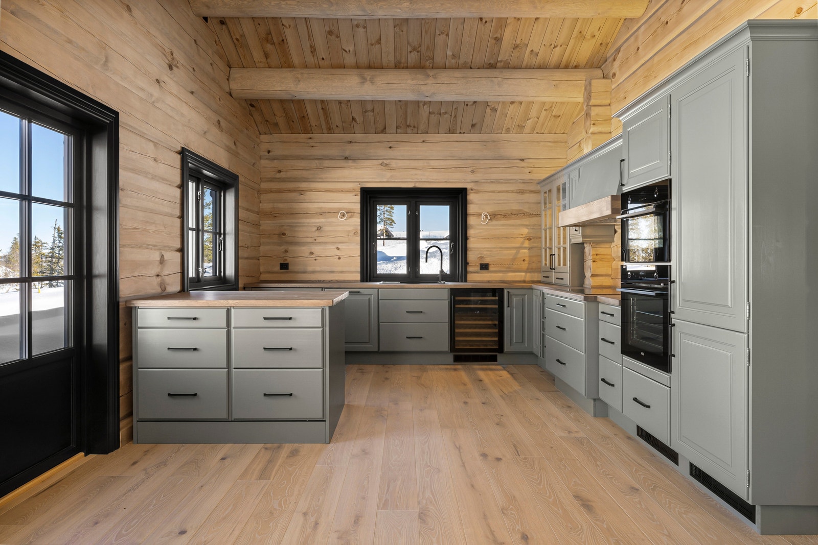 Innholdsrikt kjøkken med alle fasiliteter. Kjøkkenøy med hjul, flyttes etter behov og bruk. Galleribilde