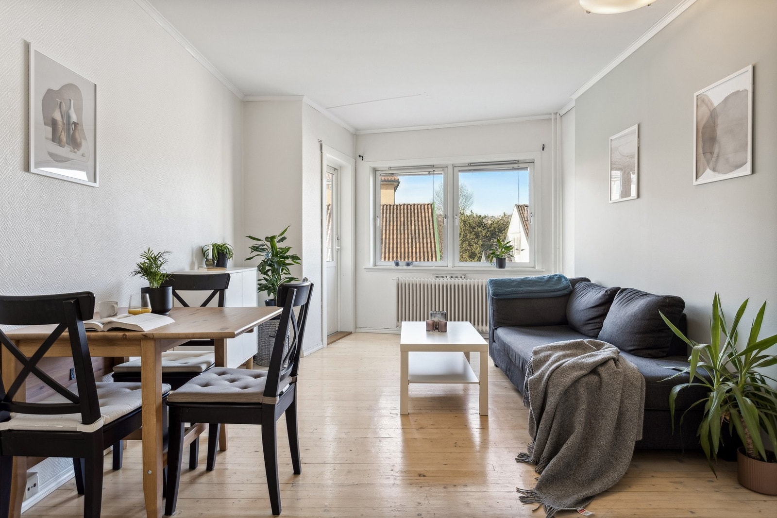 Her bor du godt i et veldrevet borettslag hvor bredbånd, kabel-TV og kommunale avgifter er inkludert i felleskostnadene. Galleribilde