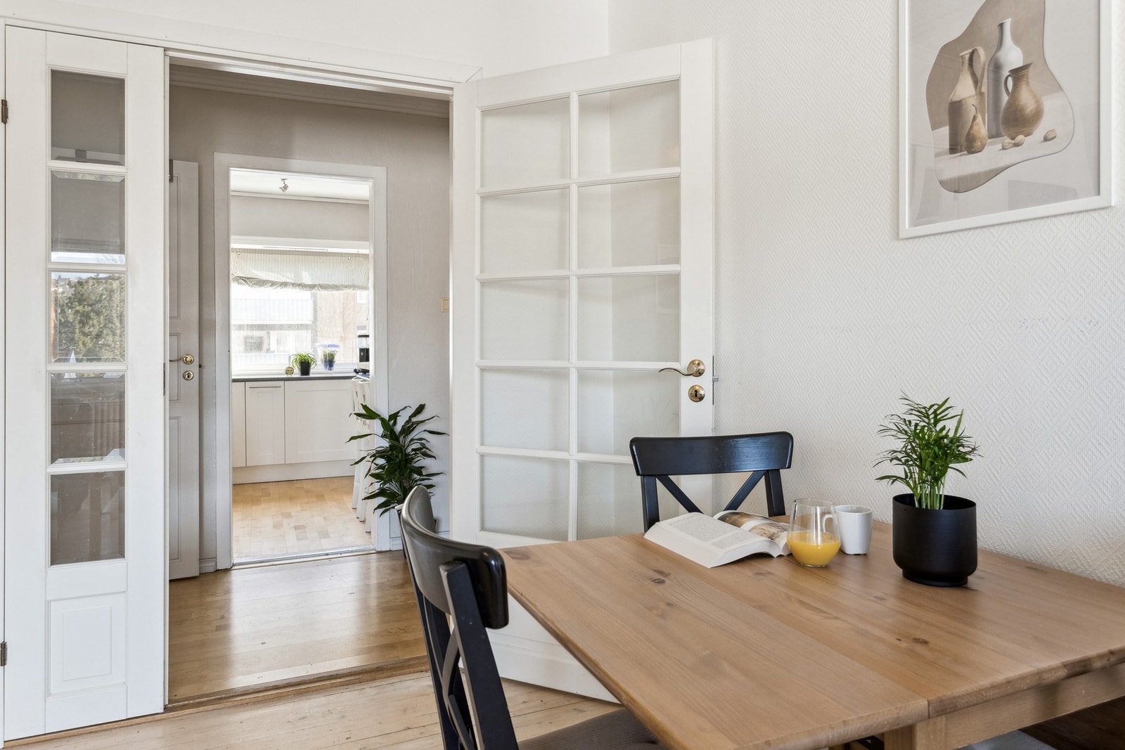 Naturlig skille mellom stue og kjøkken som gir flere soner i leiligheten. Galleribilde