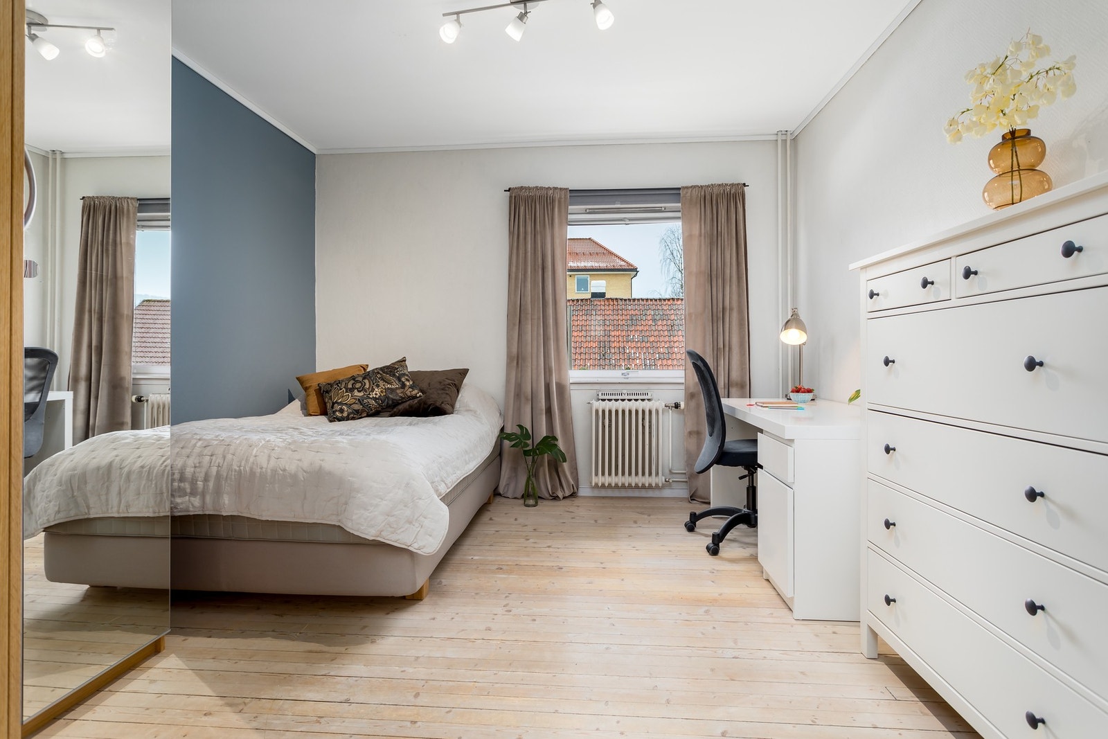 Soverom på 13,1 m² med god plass til dobbeltseng og ønsket garderobe. Galleribilde