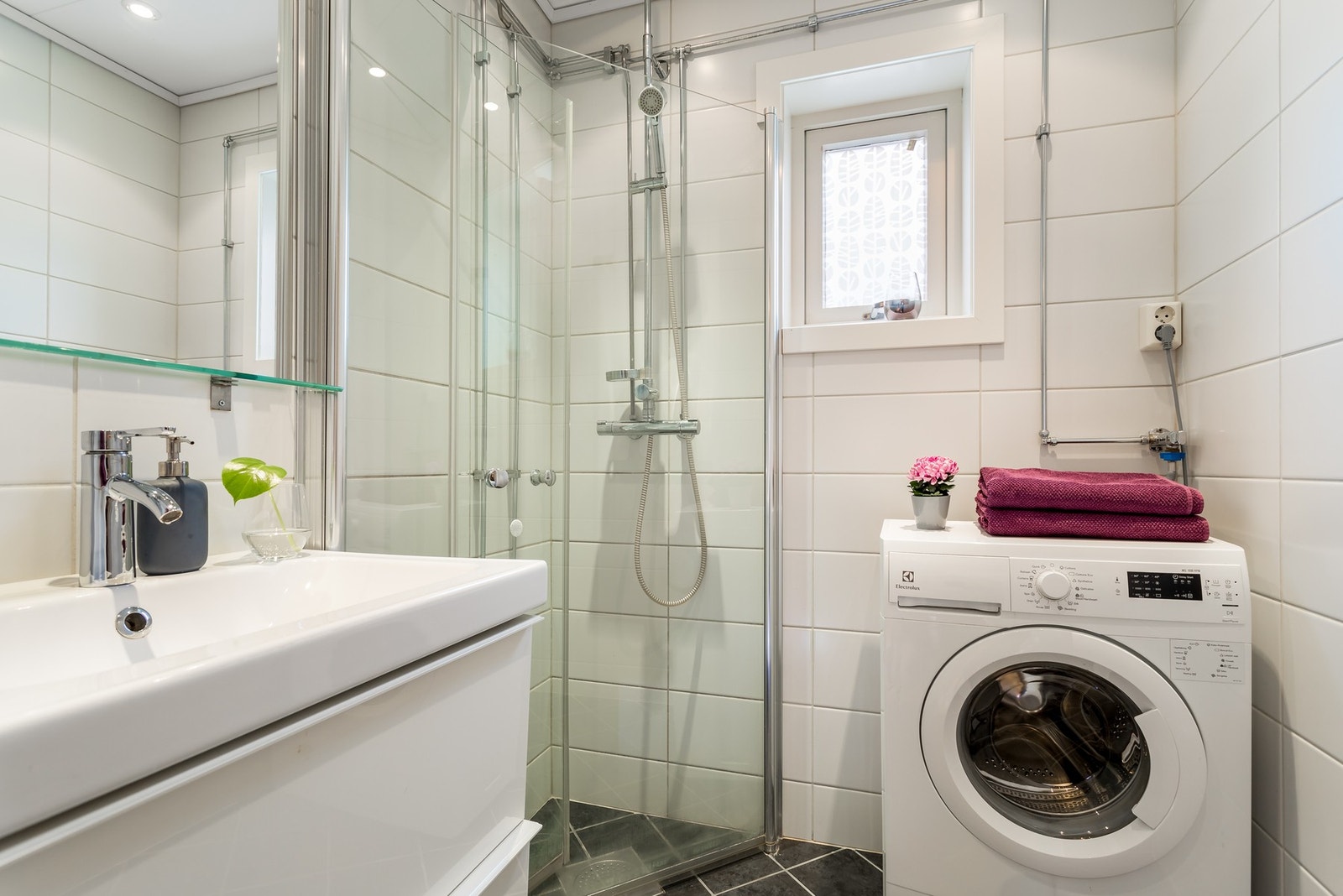 Delikat flislagt baderom fra 2012 med opplegg for vaskemaskin. Galleribilde