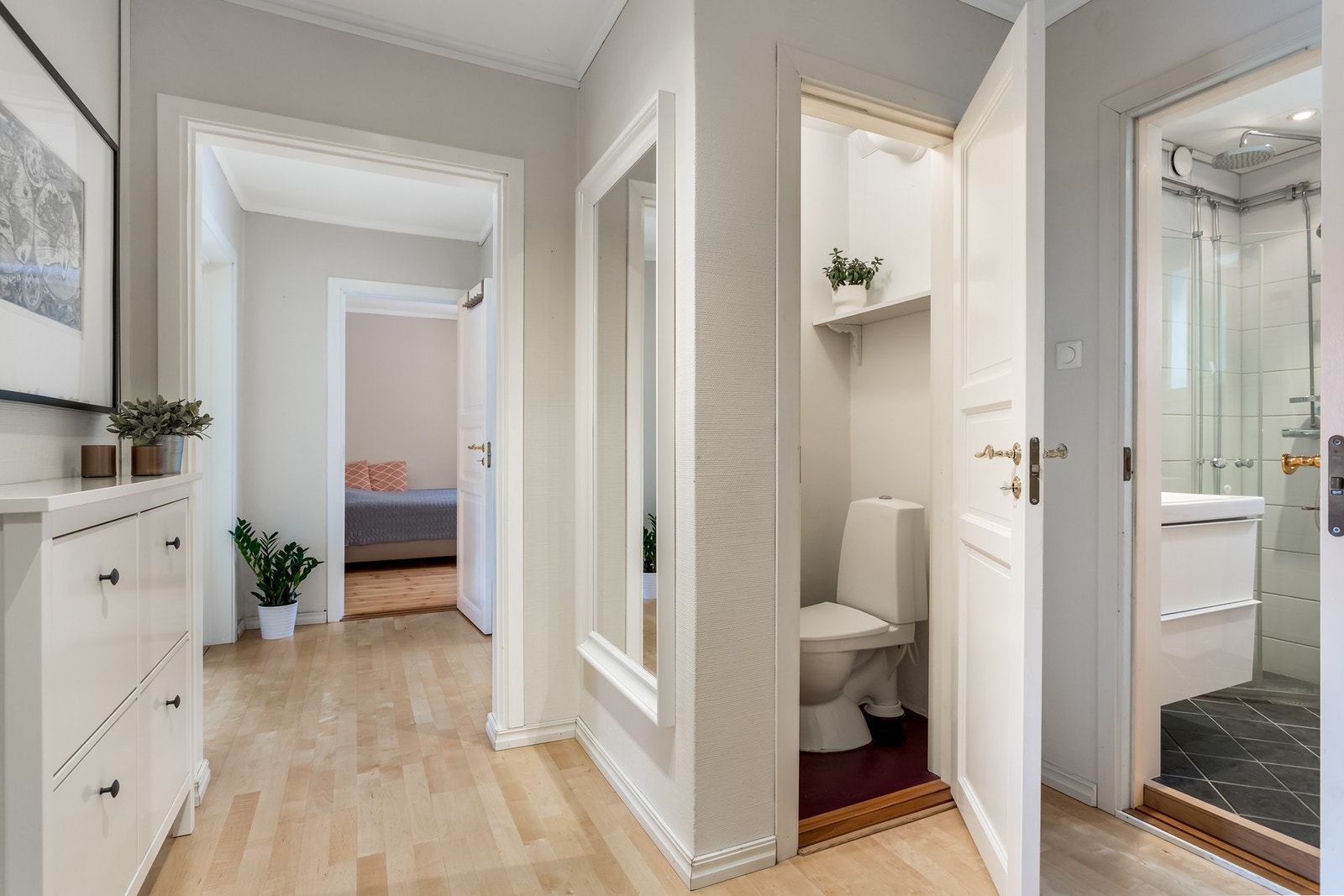 Innbydende entré på 5 m² med god plass til oppbevaring av sko og annet yttertøy. Galleribilde