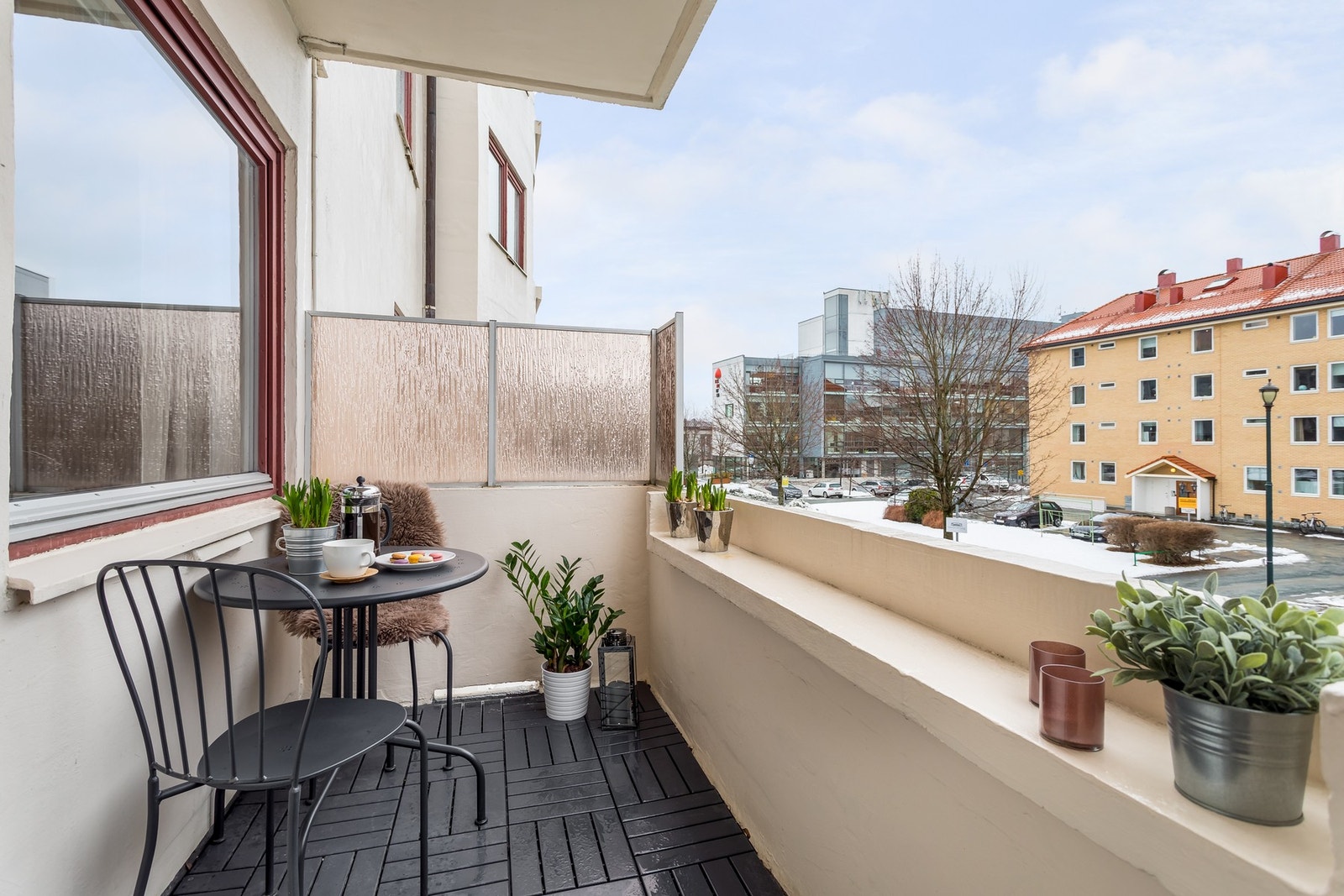 Sydvest-vendt balkong på 4 m² med gode solforhold. Ypperlig å benytte seg av i sommerhalvåret. Galleribilde