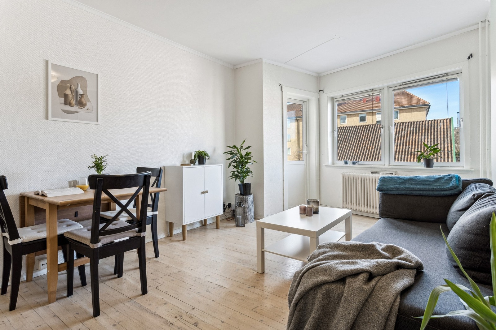 Stuen er på ca. 15,6 m² med god plass til ønsket møblering. Galleribilde