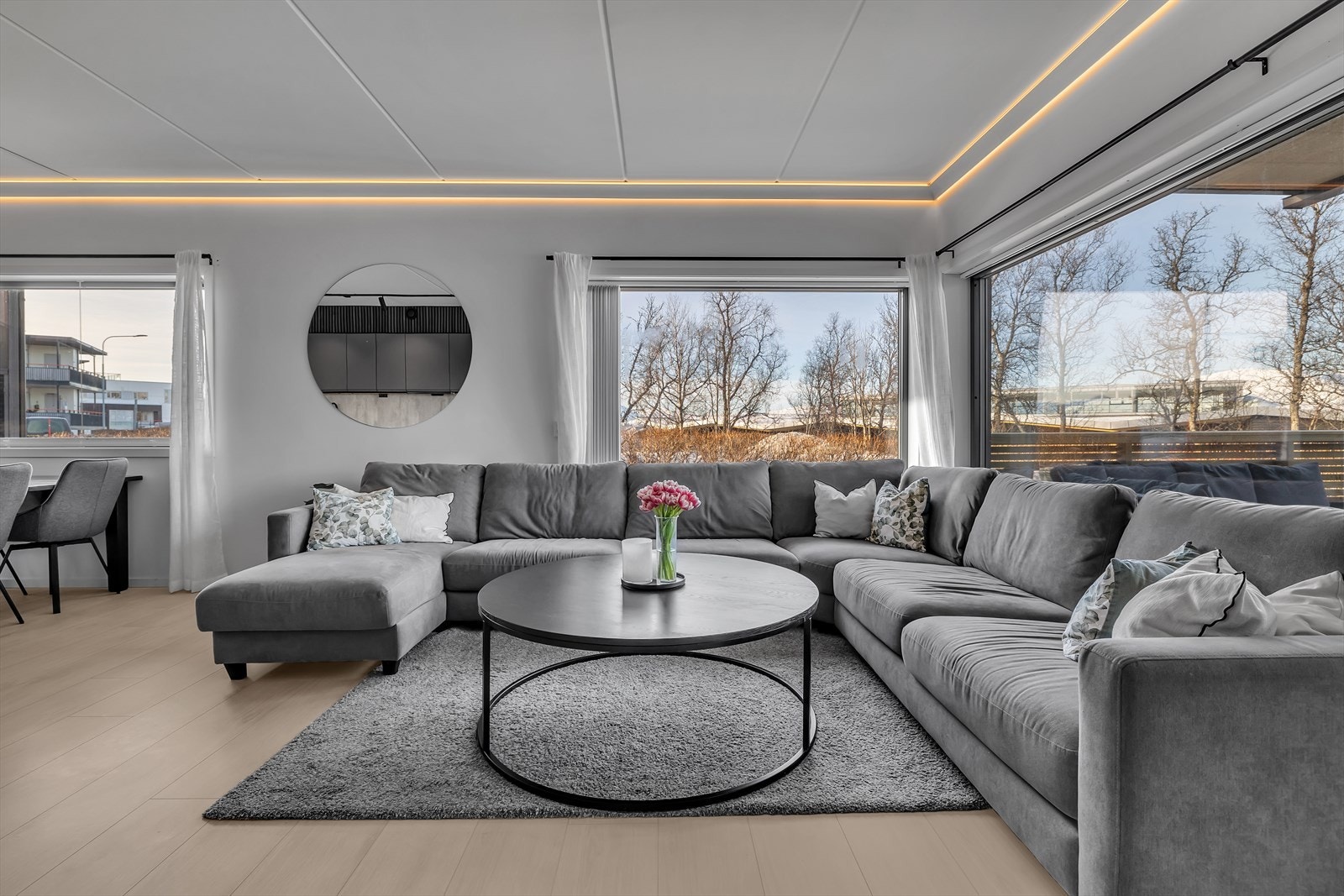 Store vindusflater mot sør og vest. Galleribilde