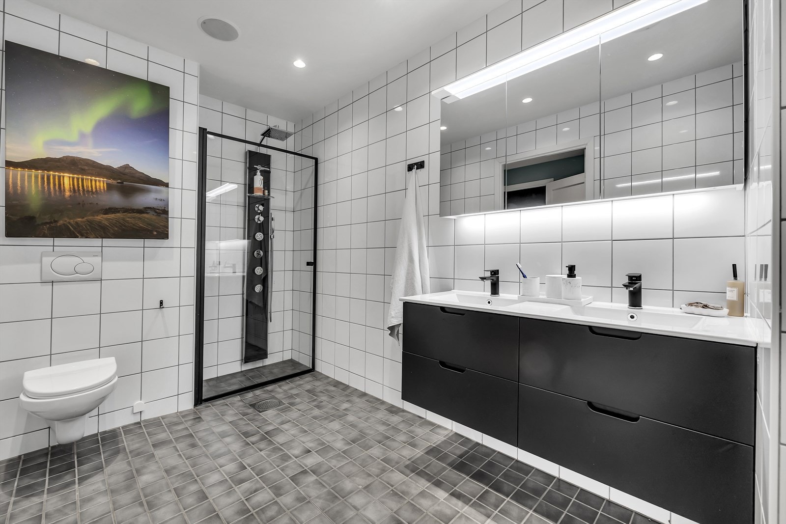 Dusjdører i glass. Nyere dusjløsning med ulike funksjoner. Moderne innredninger, downlights og vegghengt toalett. Galleribilde