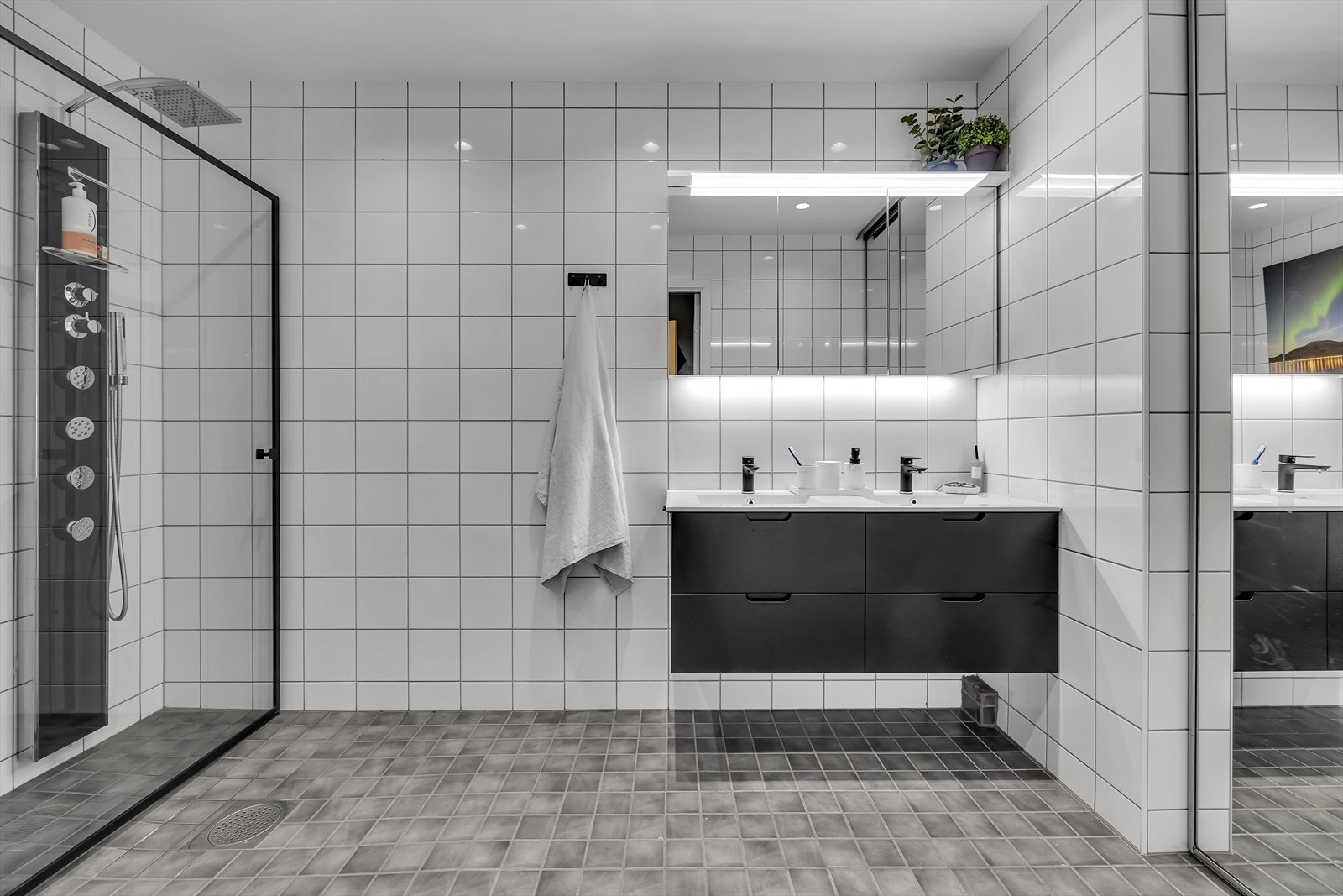 Moderne badrom med egen vaskeromsnisje. Galleribilde