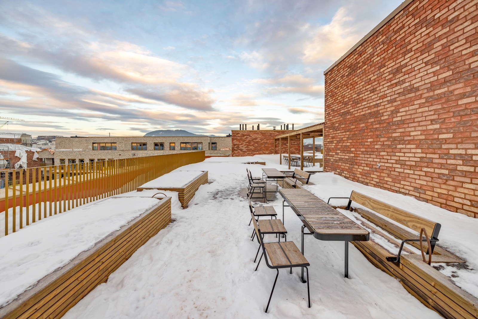 Tar du heisen opp til øverste etasje, har du gleden av en takterrasse med fantastisk utsikt og sittegrupper Galleribilde