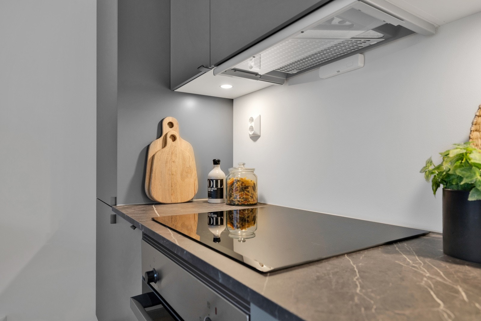 Det er også montert komfyrvakt og aqua-stopp. Galleribilde