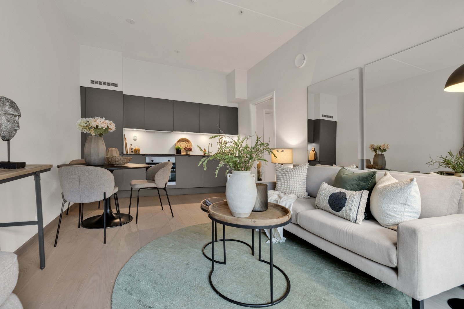 Siamak Ebrahimi v/ EIE Eiendomsmegling har gleden av å presentere Lørenvangen 10B! Galleribilde