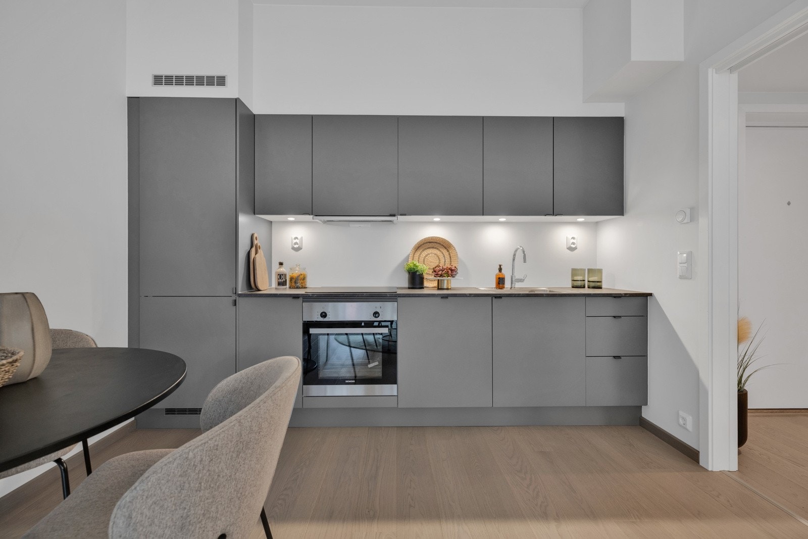 Nytt og moderne Sigdal kjøkkeninnredning med integrerte hvitevarer. Galleribilde