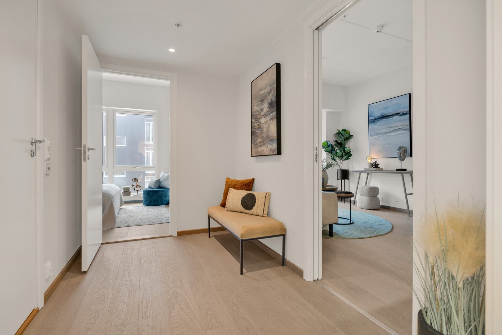 Praktisk entré med oppbevaringsmuligheter. Galleribilde