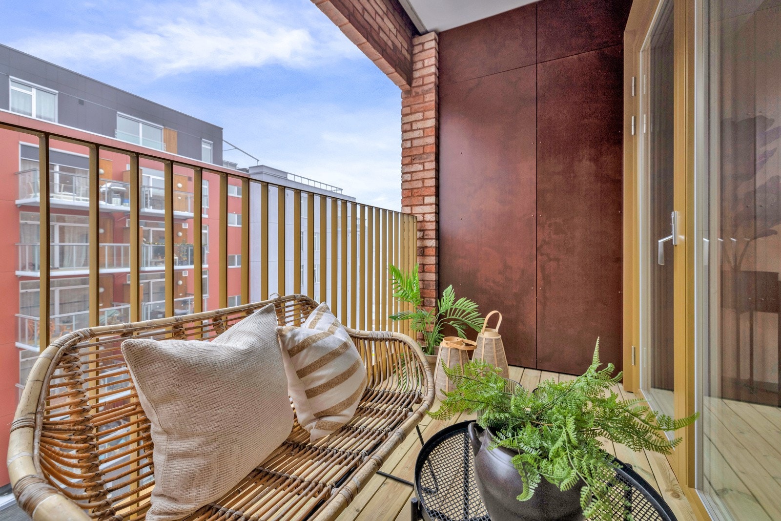 God plass til utemøbler, planter og grill på balkongen. Stikkontakt og utelys på vegg Galleribilde