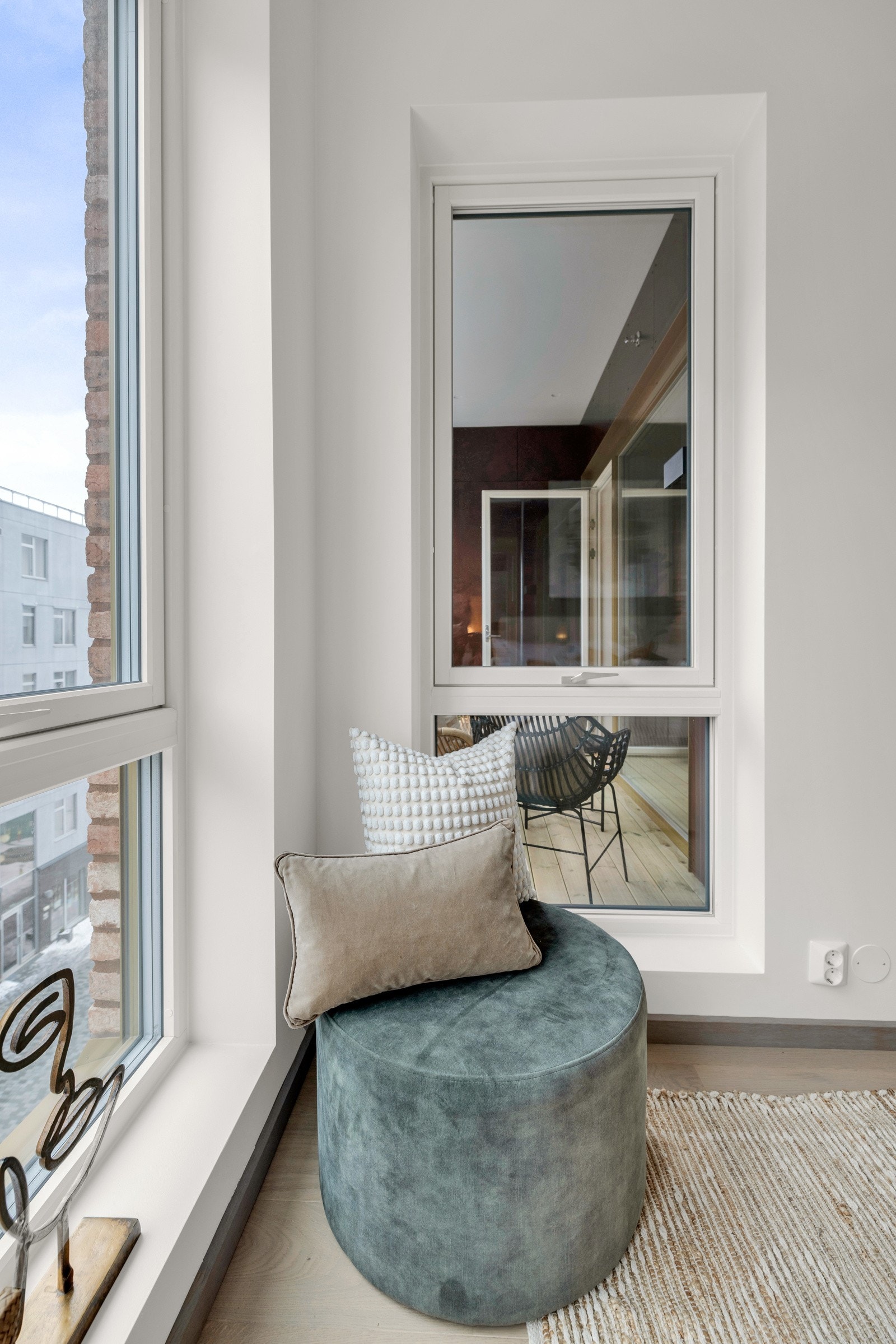 Store vindusflater i to retninger på soverommet sørger for gode lysforhold. Galleribilde