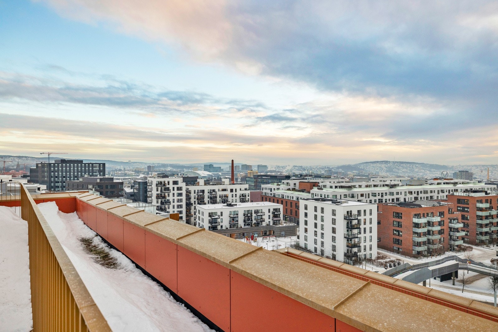 Her er det sol dagen lang og en fantastisk utsikt ned til fjord og bort til Holmenkollen Galleribilde