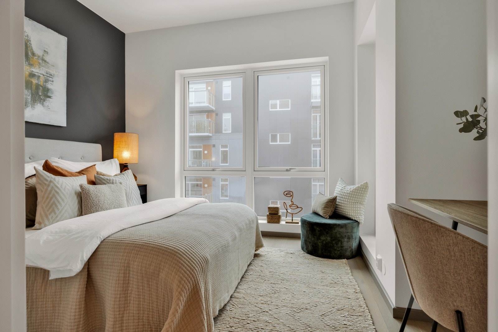 Romslig soverom med god plass til dobbeltseng, nattbord og garderobeskap. Galleribilde