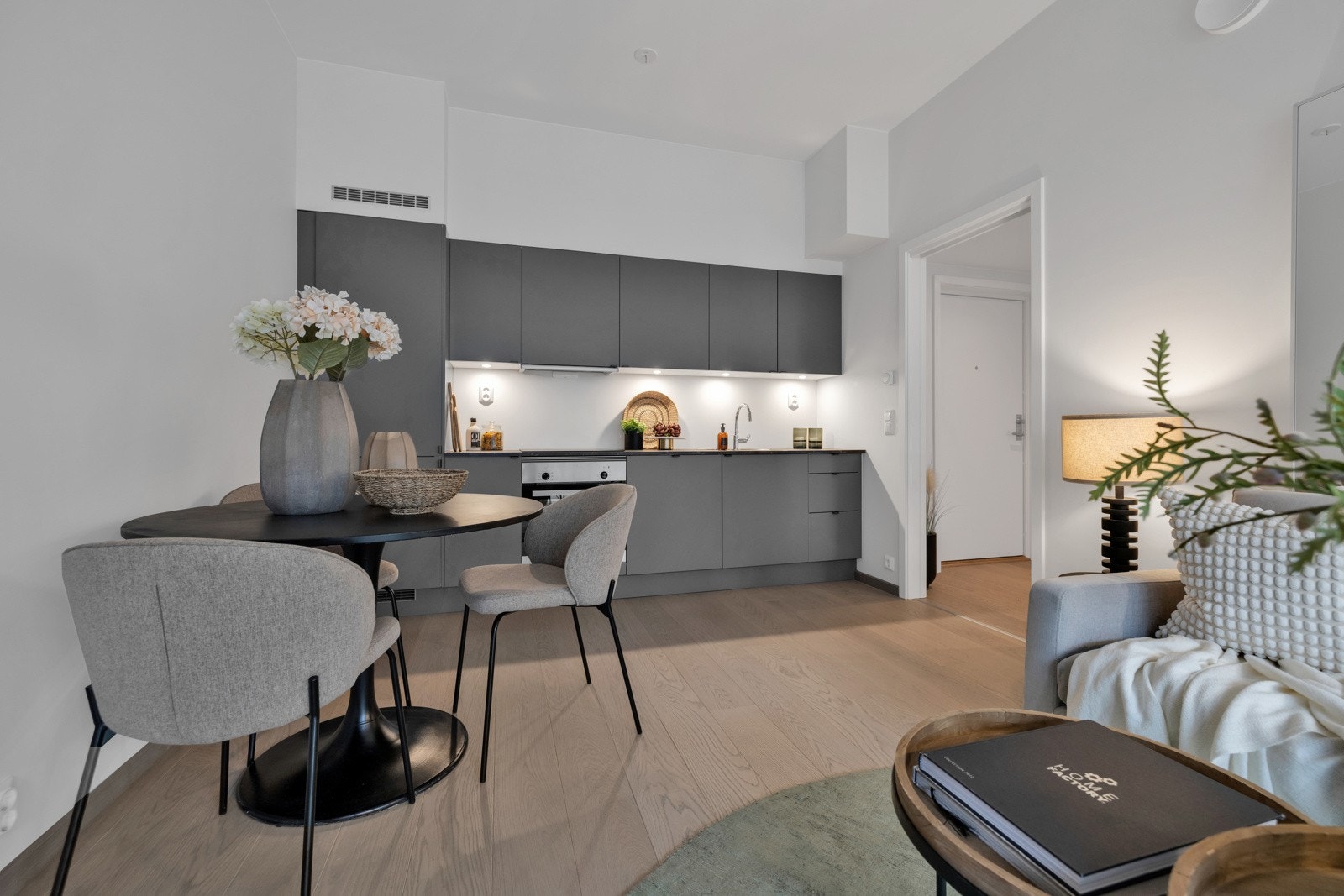 God plass til sofa- og spisegruppe. Galleribilde