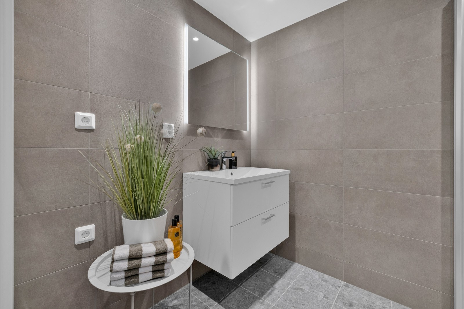 Opplegg for vaskemaskin og tørketrommel. Galleribilde