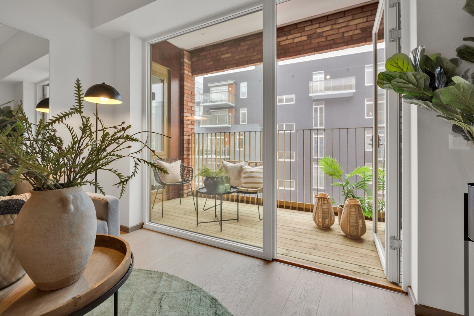 Store vindusflater i kombinasjon med den gode takhøyden (ca 2,9 M) sørger for gode lysforhold. Galleribilde