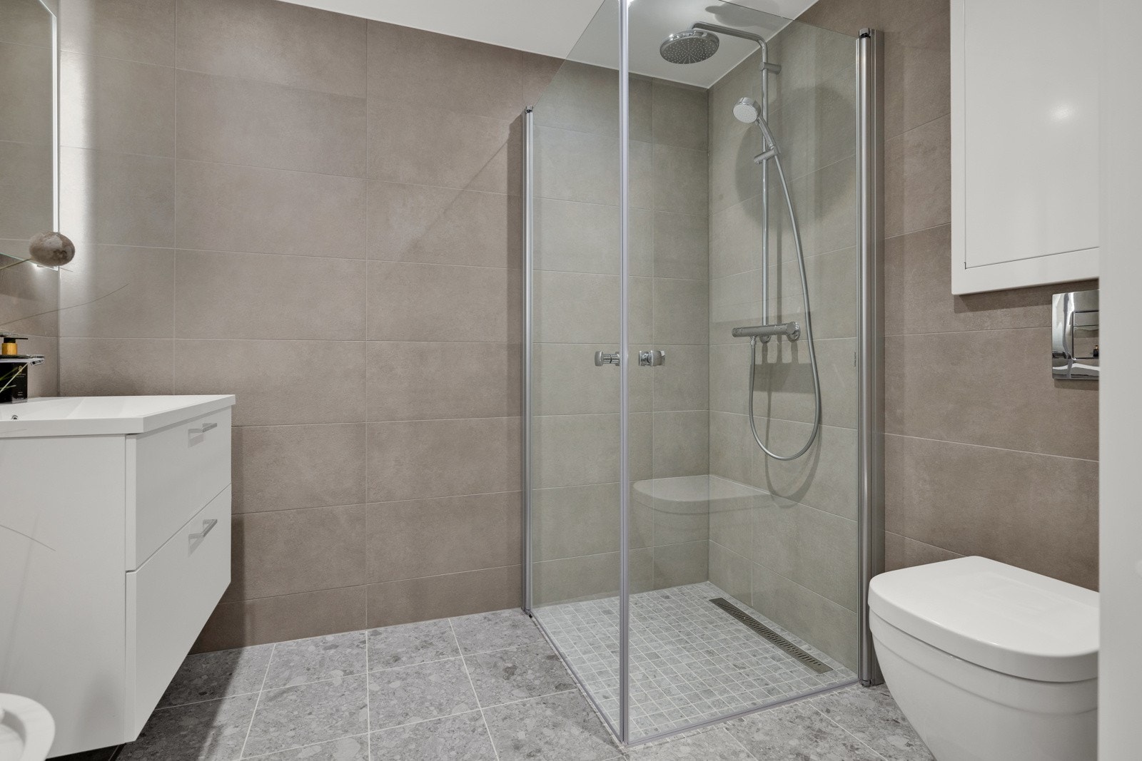 Delikat bad, flislagt i tidløs stil med varme i gulvet og downlights i himling. Galleribilde