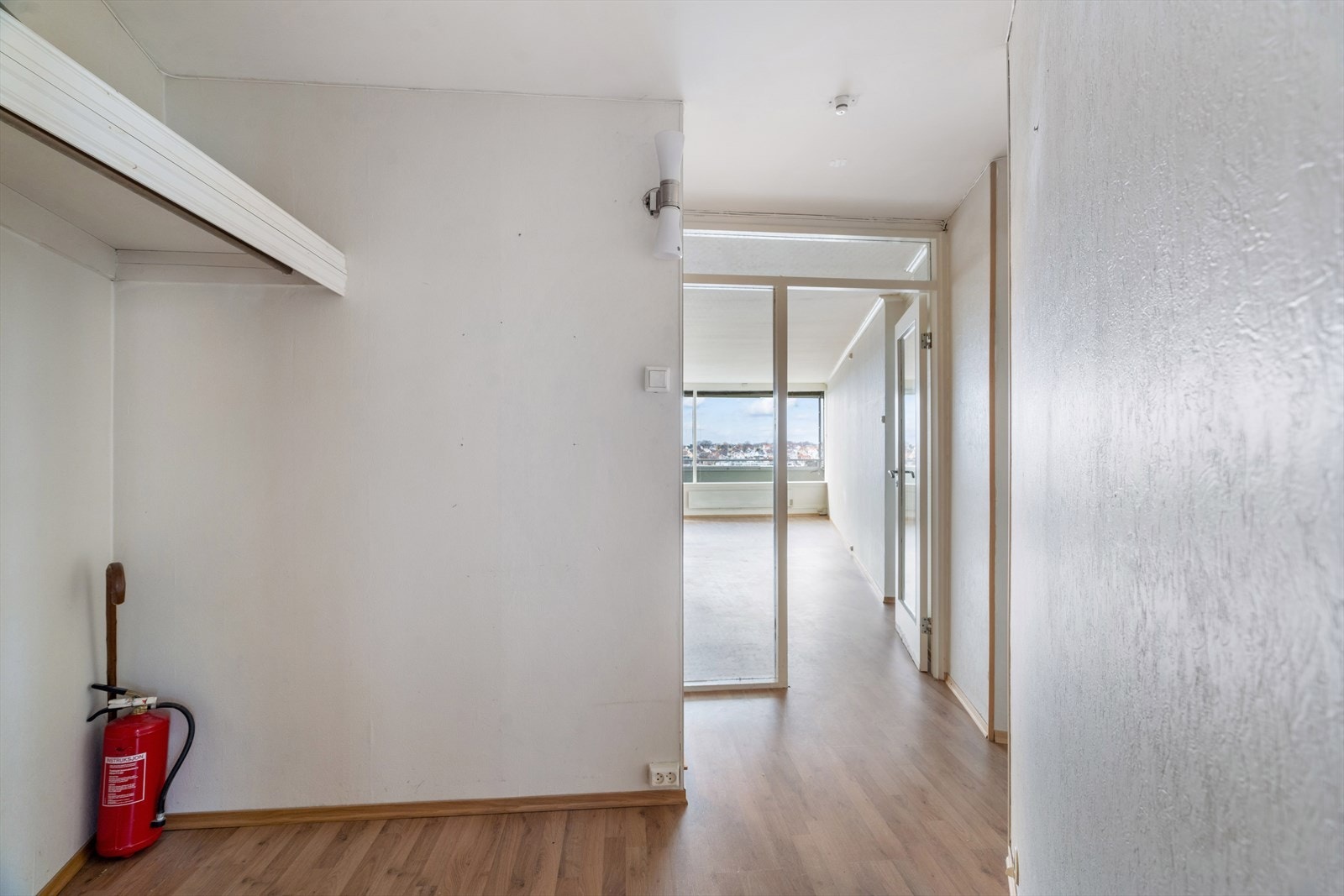 Stor gang med god plass til å henge fra seg. Galleribilde