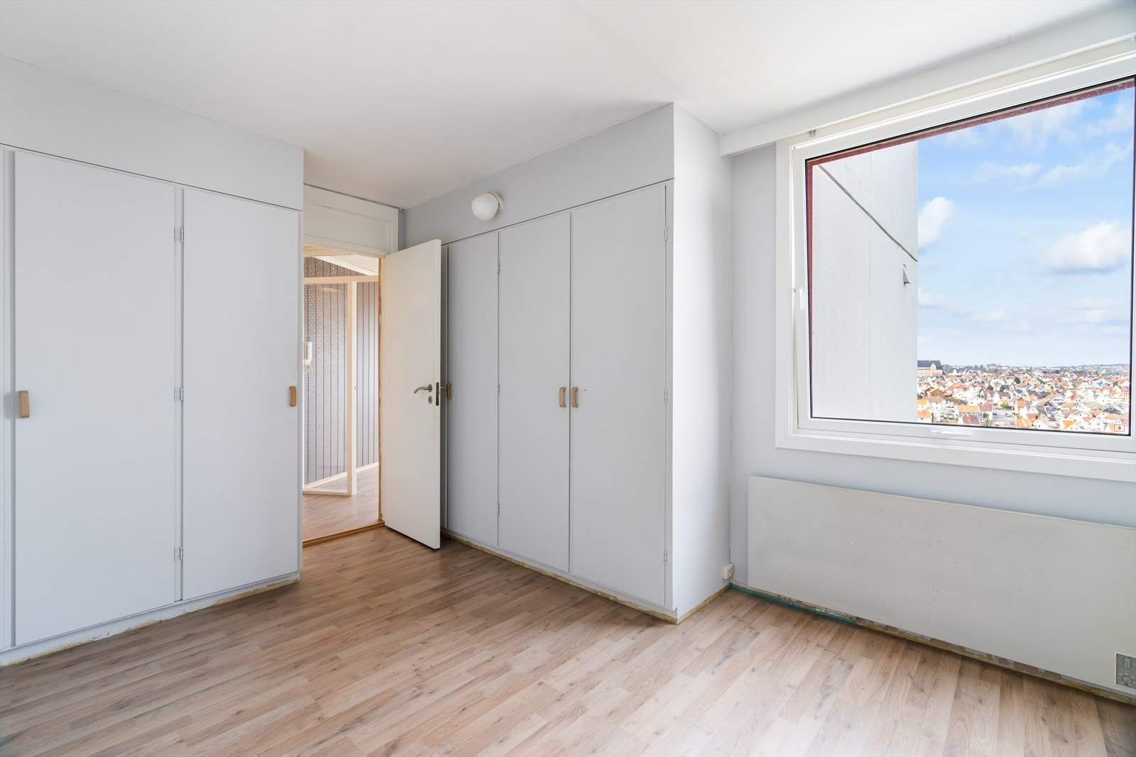 Soverom 2. Også her stedbygd garderobe. Galleribilde