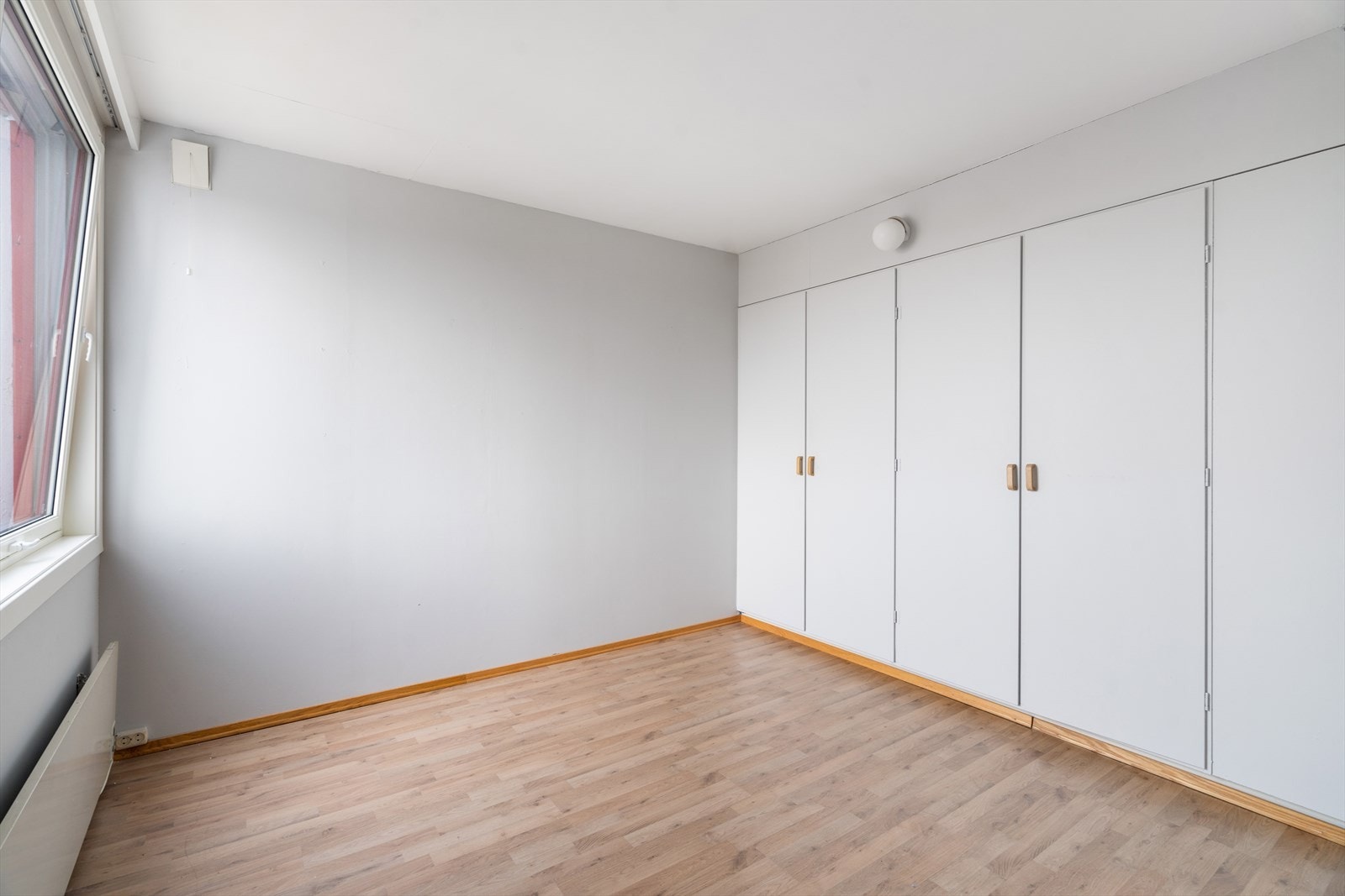 Soverom 1 med stedbygd garderobe. Galleribilde