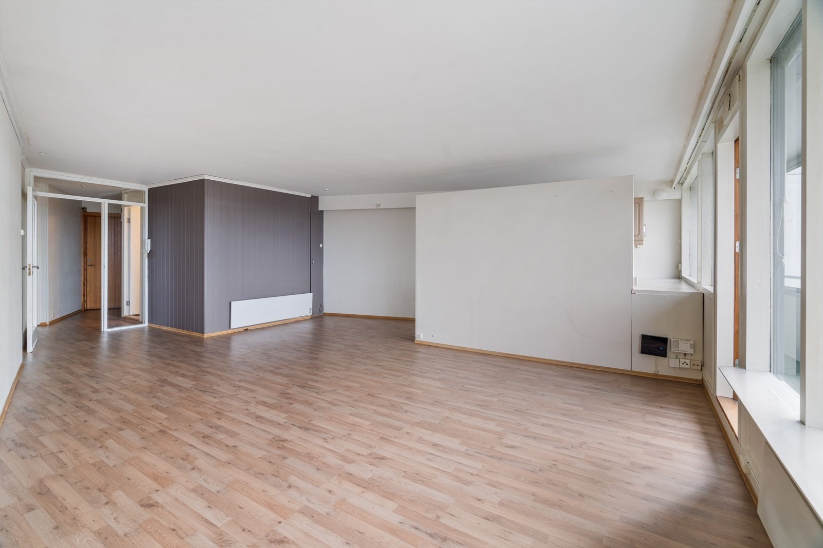 Kjøkken på baksiden av vegg. Galleribilde