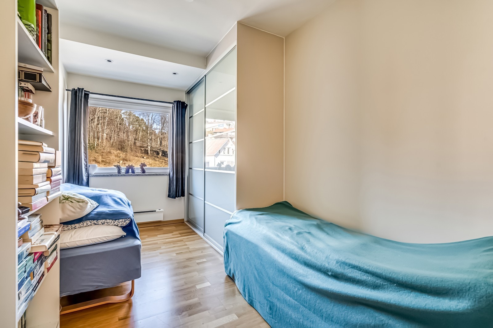 Soverom2 med skyvedørsgarderobe, gardinstang, spotter i tak og panelovn. Galleribilde