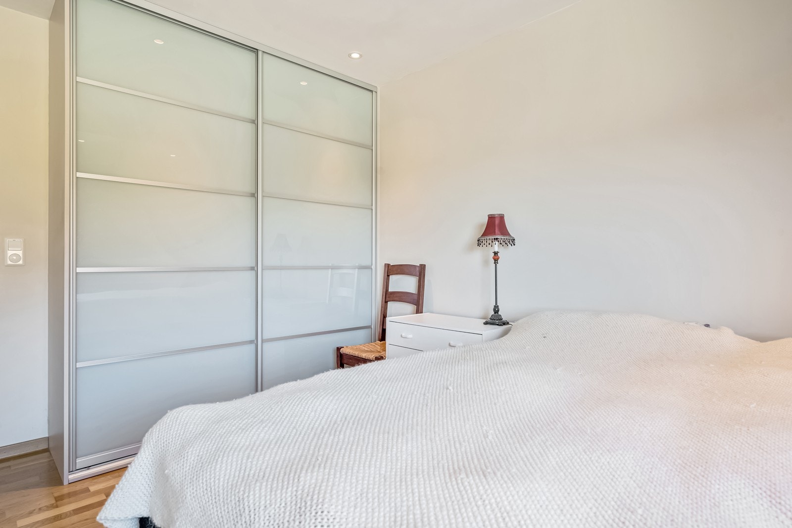 Soverom1 med skyvedørgarderobe, spotter i tak, panelovn og gardinstang. Galleribilde