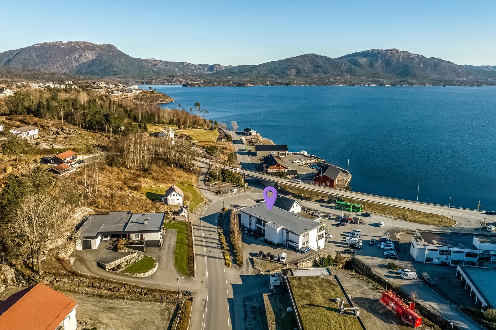 Beliggende midt i Isvik hvor man finner alt man trenger. Galleribilde