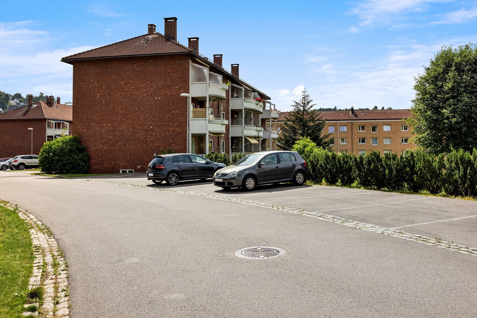 Gratis parkering på borettslagets tomt hvis ledig eller mulig å leie fast p-plass Galleribilde