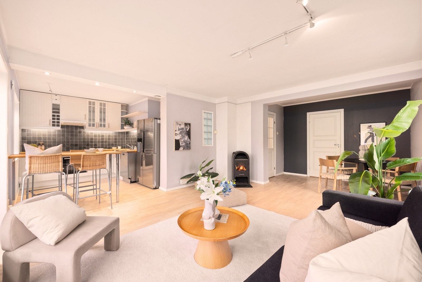 Rommet har peisovn med glassfront. Galleribilde