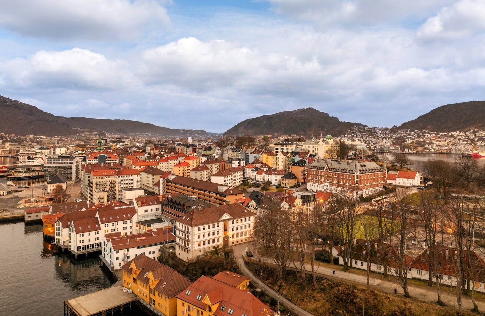 Det er også forholdsvis kort vei til Universitetet i Bergen, samt flere av byens populære studieinstitusjoner som Handelshøyskolen BI, Høyskolen Kristiania og Høgskulen på Vestlandet. Galleribilde