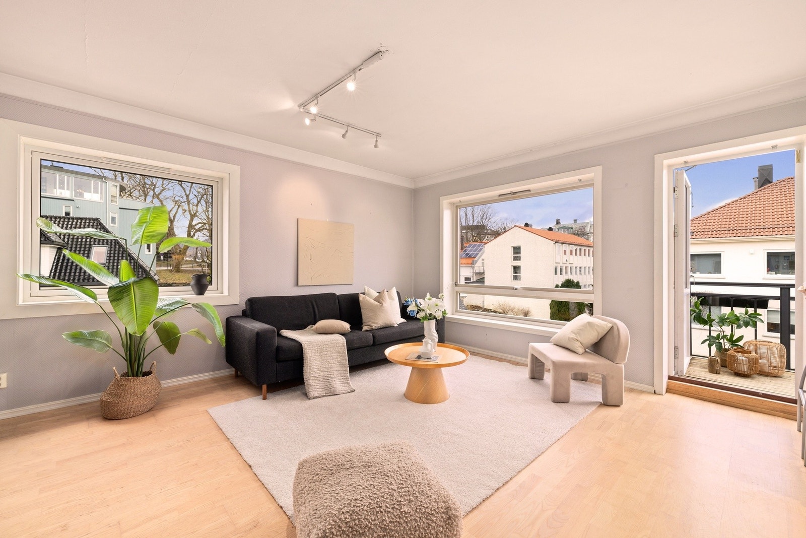Stuen er av god størrelse og byr på rikelig plass til å innrede med både sofagruppe - og spisebord. Galleribilde