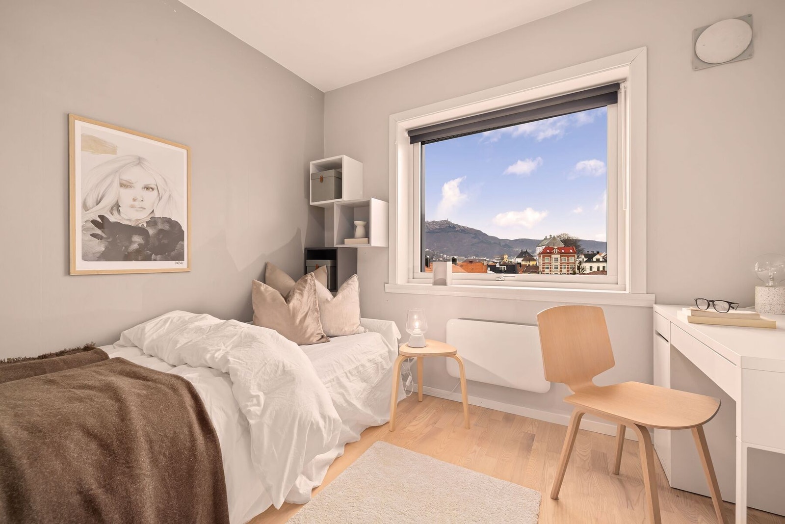 Begge rommene har god plass til å innrede med både seng og ønsket garderobeløsning. Galleribilde