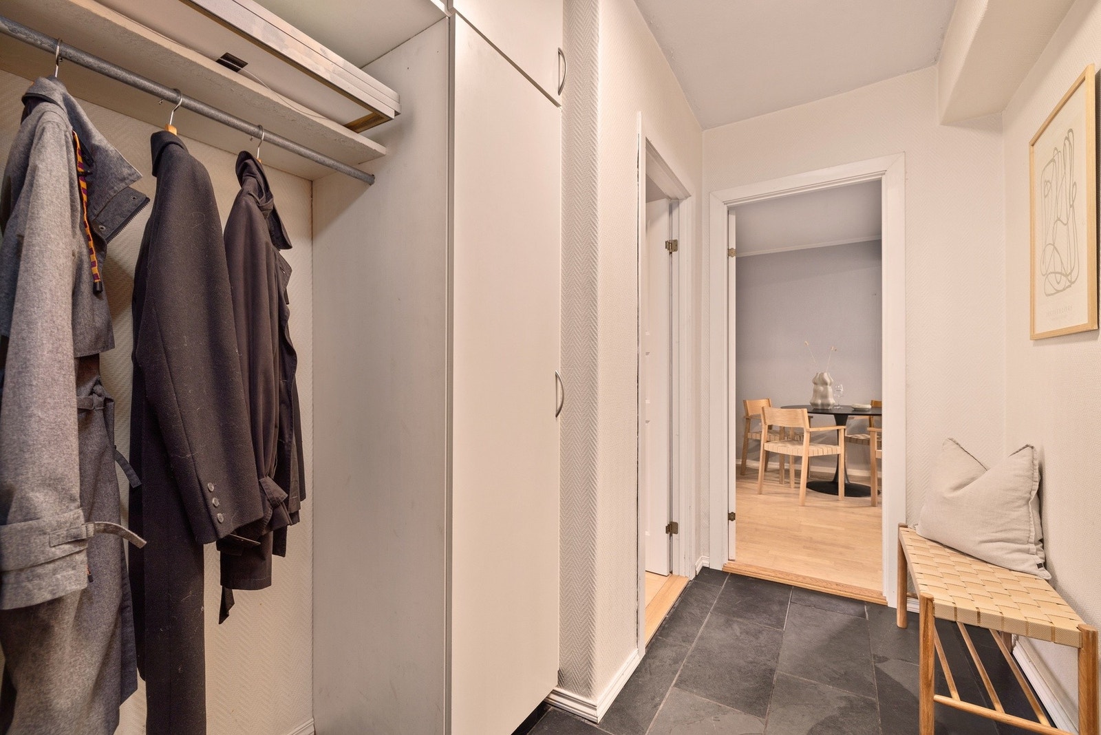 Gangen er flislagt og det er varme i gulvet. Galleribilde