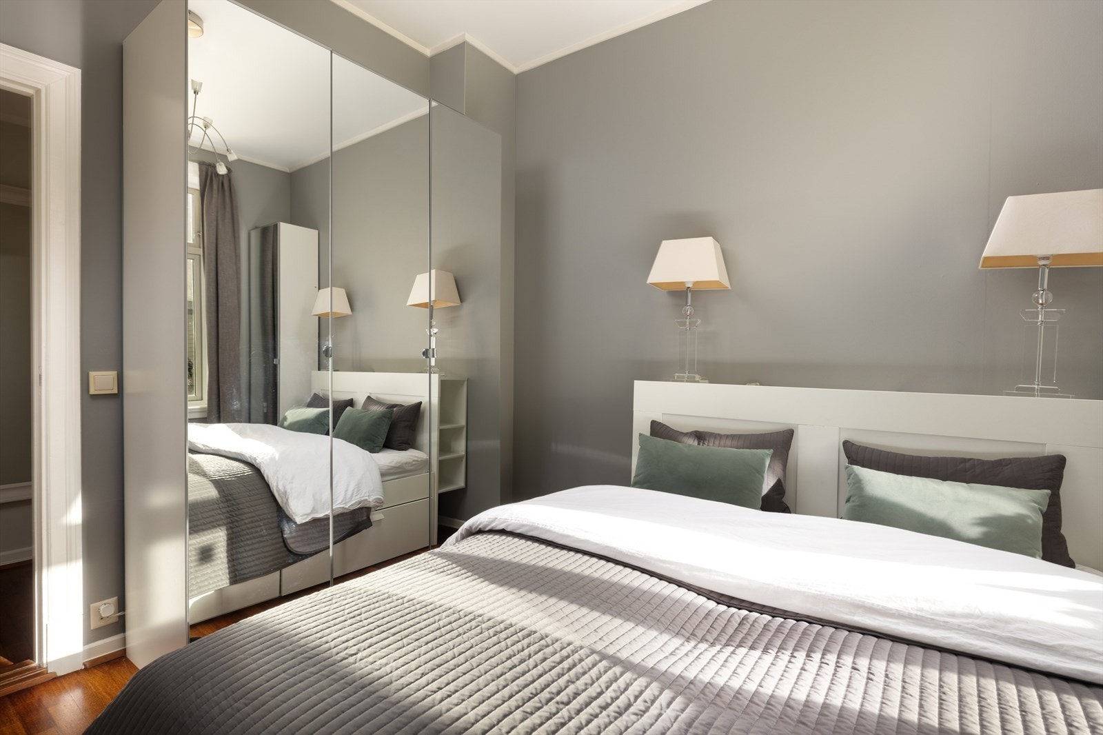 God plass til lagring av klær i stort garderobeskap. Galleribilde