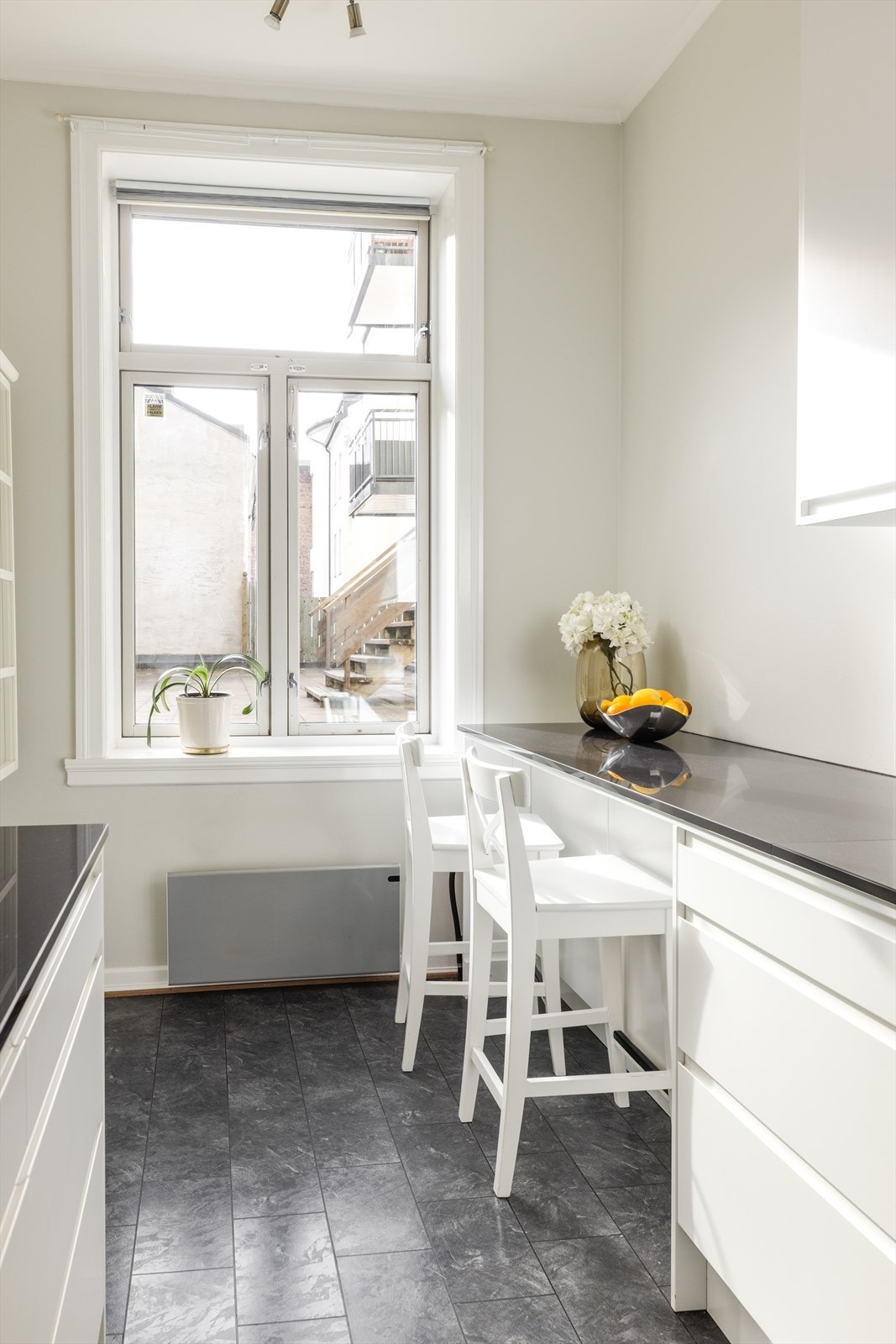 Hyggelig spiseplass i enden av kjøkkenet, med rolige omgivelser i indre gård utenfor. Galleribilde