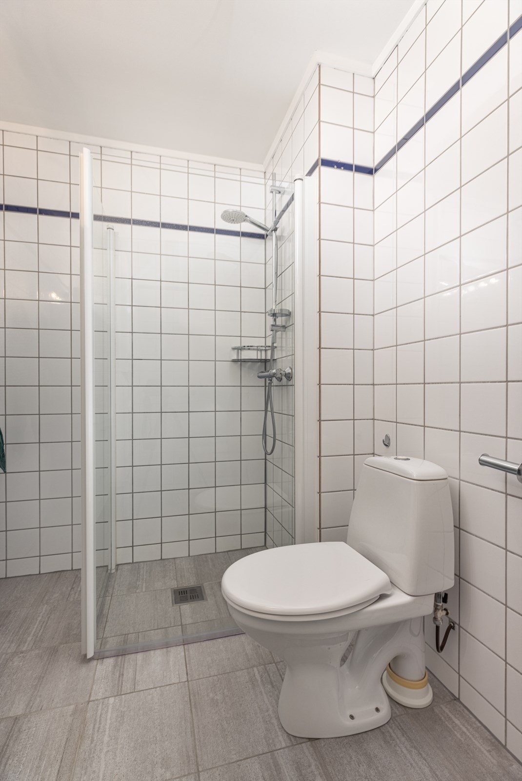 Badet er svært romslig og har opplegg for vaskemaskin. Galleribilde