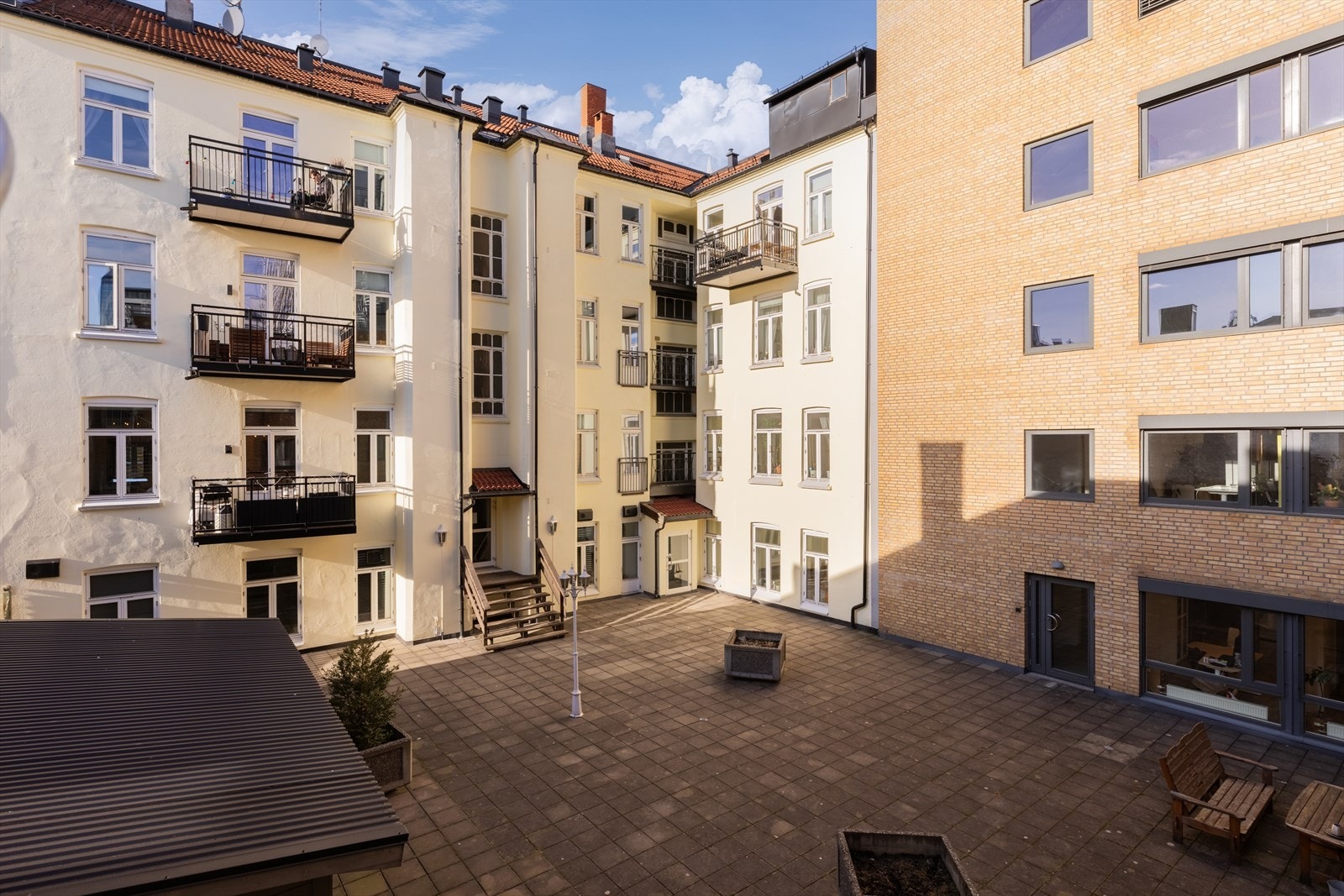 Skjermet bakgård med sittegrupper og beplantning. Galleribilde