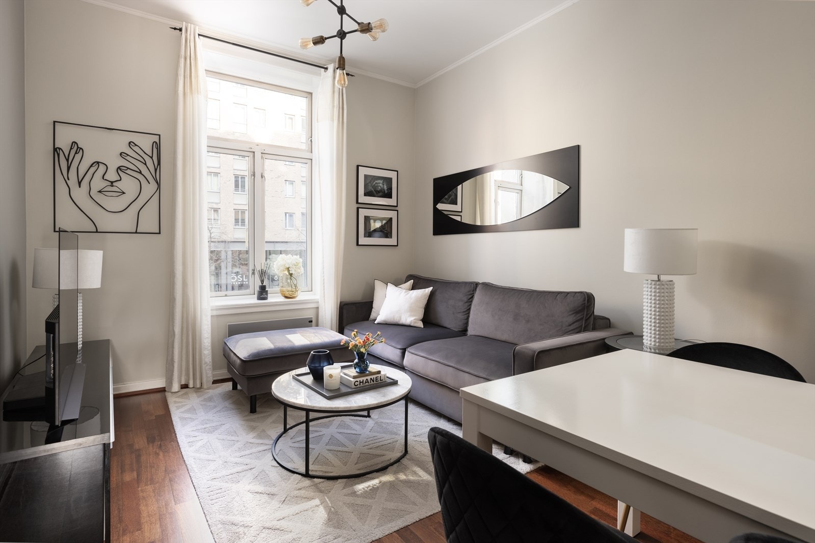 Eiendomsmegler1 v/ Tiri-Alette Dahl har gleden av å presentere denne flotte 3-romsen, midt i smørøyet! Galleribilde