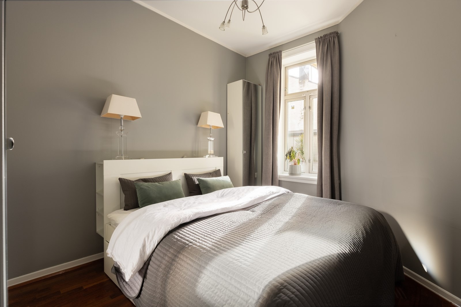 Stort hovedsoverom med god plass til dobbeltseng. Soverommet vender mot rolig bakgård og har stort vindu som slipper inn godt med lys! Galleribilde