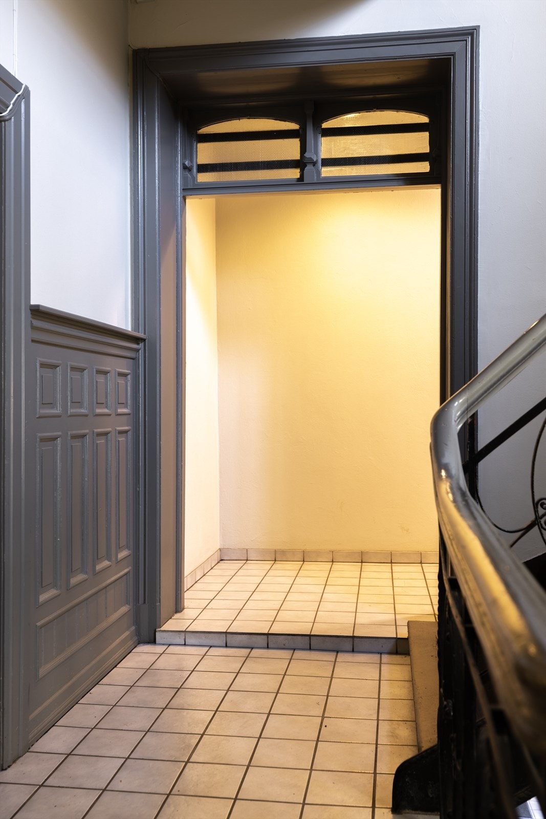 Inn til høyre fra trappeløpet, er entréen til leiligheten skjermet og tilbaketrukket. Galleribilde