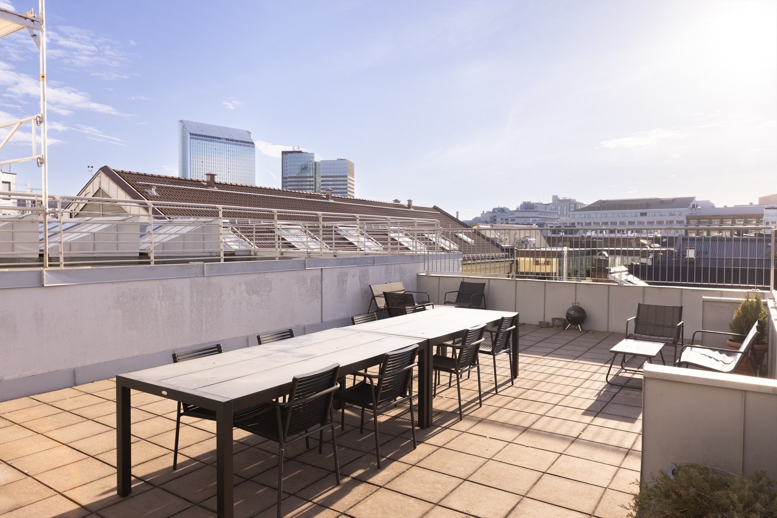 Leiligheten har tilgang til en helt nydelig takterrasse med stort spisebord og flere loungegrupper. Galleribilde