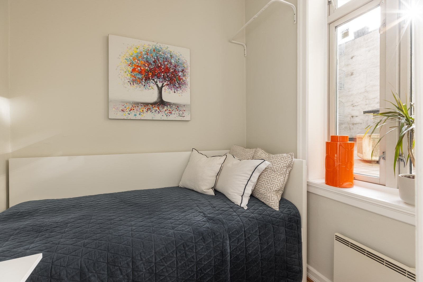 God plass til seng, nattbord og skrivepult eller kommode. Galleribilde