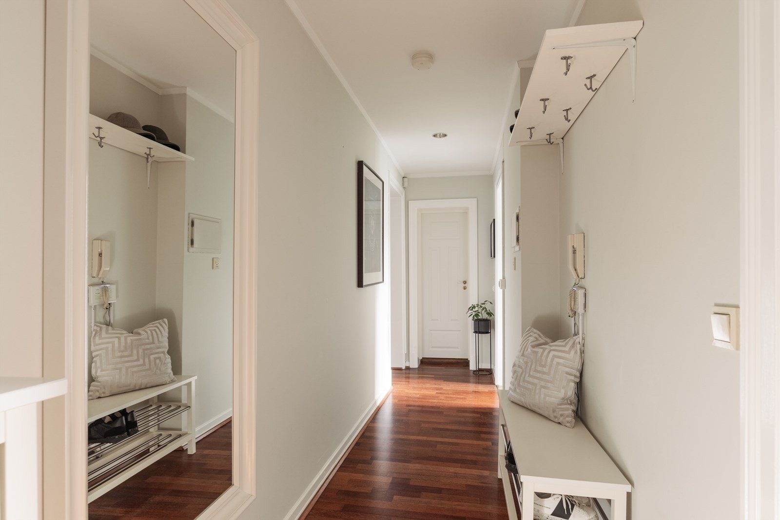 Innbydende og romslig entré med god plass til oppheng for yttertøy og sko. Galleribilde